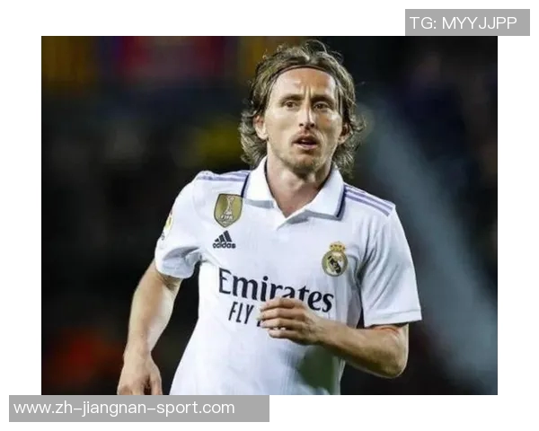 米兰发布意大利超级杯海报迈尼昂莫德里奇拉比奥特齐亮相