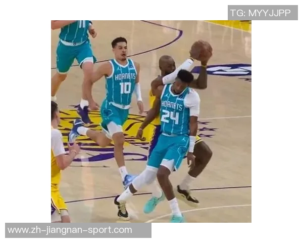 詹姆斯快攻遭遇米勒防守冲突裁判判罚引发黄蜂教练挑战未果